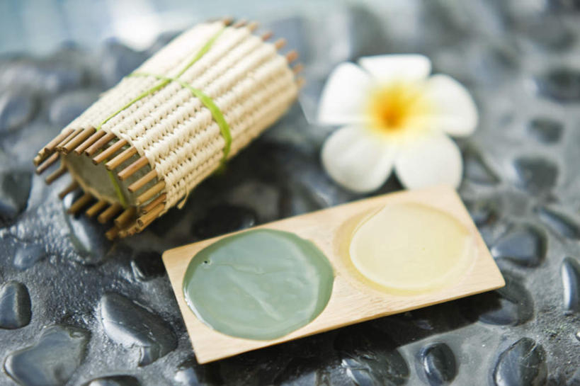 无人,横图,俯视,室外,特写,白天,化妆,美容,石头,一块,护肤,朦胧,模糊,盛开,石子,花蕾,花,花瓣,花朵,鲜花,一朵,黄色,绿色,白色,化妆品,精油,香薰,肥皂,香皂,日用品,洗浴用品,花苞,花蕊,清洁,保养,享受,休闲,鹅卵石,放松,保健,芳香疗法,护肤品,化妆用品,护肤用品,舒心,舒缓,按摩石,香薰精油,养颜,去污,紧肤,嫩肤,减压,香薰疗法,植物精油,石块,洗涤,彩图,高角度拍摄