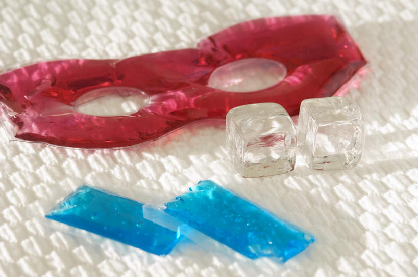 无人,横图,俯视,室内,特写,白天,桌面,桌子,静物,木制,冰,冰块,冷冻,一个,红色,木制品,眼罩,寒冷,冷藏,单个,冰冷,保鲜,彩图,高角度拍摄