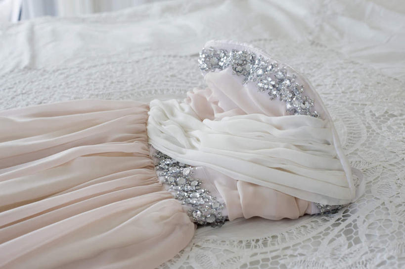 无人,横图,俯视,室内,特写,白天,婚纱,床,卧室,双人床,床单,被子,被单,彩图,高角度拍摄,婚礼服,礼服,睡房,卧房