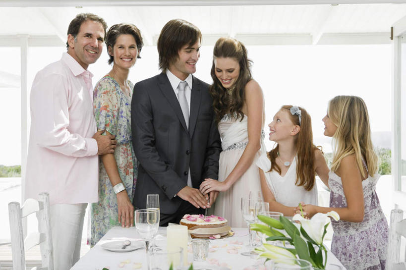 葡萄酒,西方人,家庭,母亲,父亲,女儿,新娘,新郎,横图,室内,白天,正面,婚礼,奢侈,快乐,纯洁,植物,餐桌,窗户,桌子,杯子,欧洲,欧洲人,阴影,庆祝,装饰,反射,高脚杯,盆栽,头饰,影子,盆景,许多人,结婚,浪漫,玻璃窗,玻璃制品,酒,装饰品,饮料,绿色,自然,发箍,发饰,酒杯,饰品,手链,首饰,香槟,一群人,温暖,温馨,喜庆,父女,母女,一家人,父爱,可爱,母爱,童年,童趣,诱惑,手镯,生长,成长,餐台,头箍,纪念,华丽,修饰,点缀,和睦,镯子,发卡,童真,香槟杯,烂漫,无邪,配饰,衬托,美观,雅致,雅观,气泡酒,起泡酒,汽酒,天真,年轻男性,年轻女性,女孩,中年男性,中年女性,白种人,玻璃杯,半身,彩图,高兴,欢笑,融洽