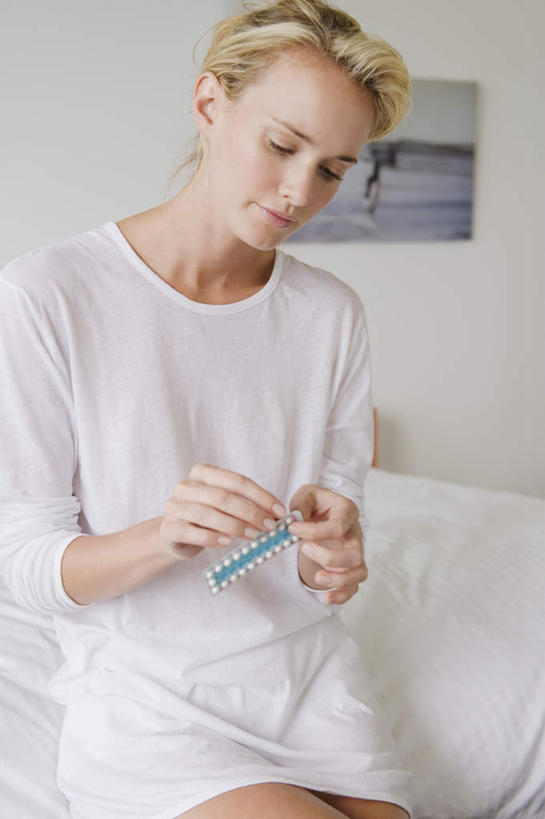 西方人,一个人,坐,竖图,室内,白天,正面,安全,沙发,欧洲,欧洲人,仅一个年轻女性,仅一个女性,仅一个人,握,服装,朦胧,模糊,药剂,墙,防护,拿,拿着,注视,休闲装,胶囊,墙壁,墙面,衣服,白色,药品,低头,观察,看,休闲,生病,休闲服,治疗,握着,服饰,观看,保护,药物,察看,医疗,关注,保险,预防,布艺沙发,抱病,平安,年轻女性,女人,女性,白种人,坐着,半身,彩图