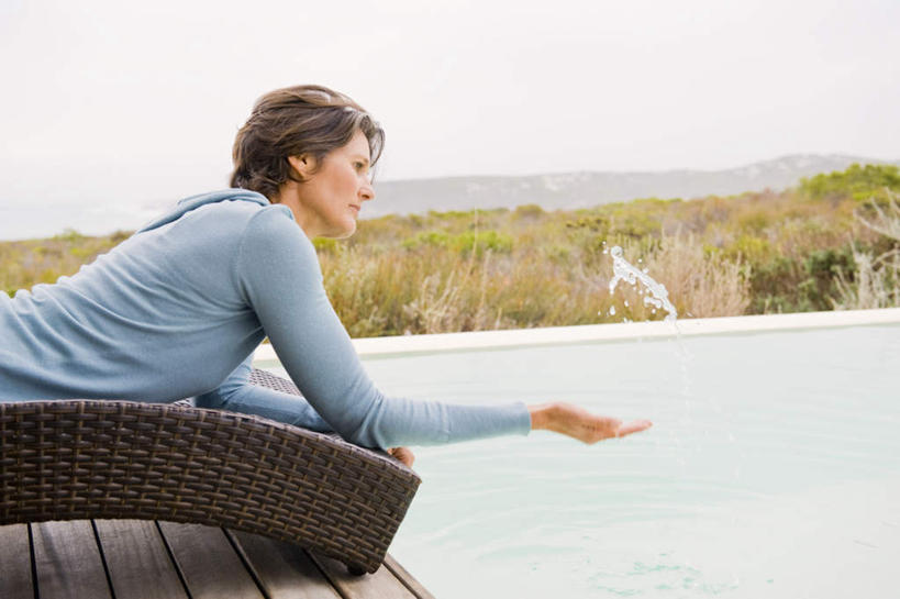 西方人,一个人,游泳池,捧,横图,室外,白天,侧面,草地,草坪,水,植物,椅子,欧洲,欧洲人,仅一个女性,仅一个人,服装,朦胧,模糊,躺椅,水池,水面,注视,休闲装,泳池,草,衣服,绿色,天空,天,观察,看,趴着,仅一个中年女性,休闲,休闲服,石椅,服饰,晴朗,观看,察看,关注,万里无云,女人,女性,中年女性,白种人,晴空,晴空万里,端,端着,趴,捧着,手捧,半身,彩图