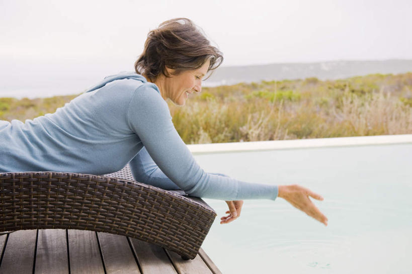 西方人,一个人,游泳池,捧,横图,室外,白天,侧面,草地,草坪,水,植物,椅子,欧洲,欧洲人,仅一个女性,仅一个人,服装,朦胧,模糊,躺椅,水池,水面,注视,休闲装,泳池,草,衣服,绿色,天空,天,观察,看,趴着,仅一个中年女性,休闲,休闲服,石椅,服饰,晴朗,观看,察看,关注,万里无云,女人,女性,中年女性,白种人,晴空,晴空万里,端,端着,趴,捧着,手捧,半身,彩图