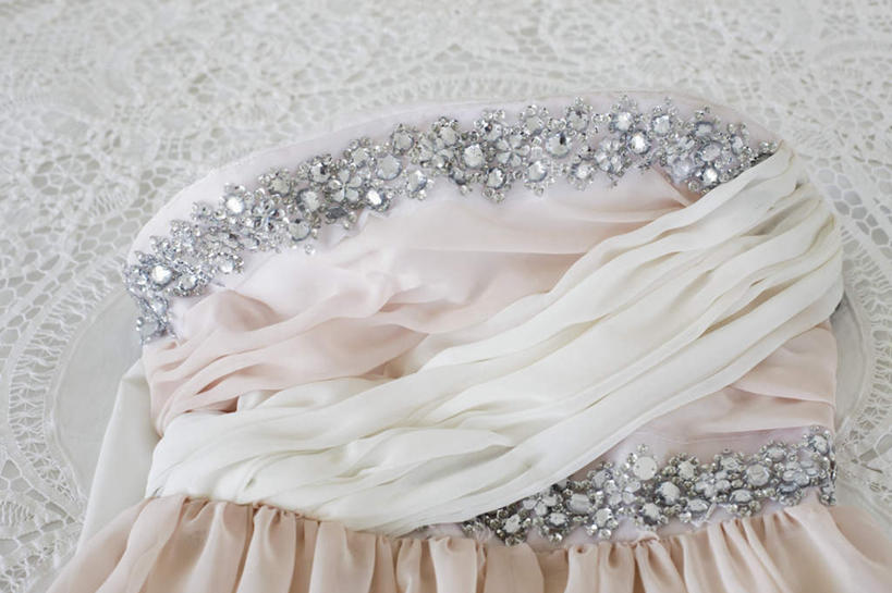 无人,横图,俯视,室内,特写,白天,婚纱,裙子,爱情,奢侈,静物,珠宝,阴影,连衣裙,反射,矿石,影子,蕾丝,钻石,抹胸,金刚石,昂贵,坚硬,贵重,宝石,坚定,信念,抹胸裙,约定,宝贵,彩图,高角度拍摄,婚礼服,礼服