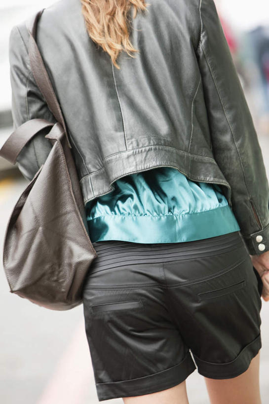 西方人,背,一个人,走,竖图,室外,白天,欧洲,欧洲人,仅一个年轻女性,仅一个女性,仅一个人,服装,包,皮包,休闲装,背面,衣服,背着,休闲,休闲服,服饰,单肩包,背负,年轻女性,女人,女性,白种人,步行,散步,走路,半身,彩图