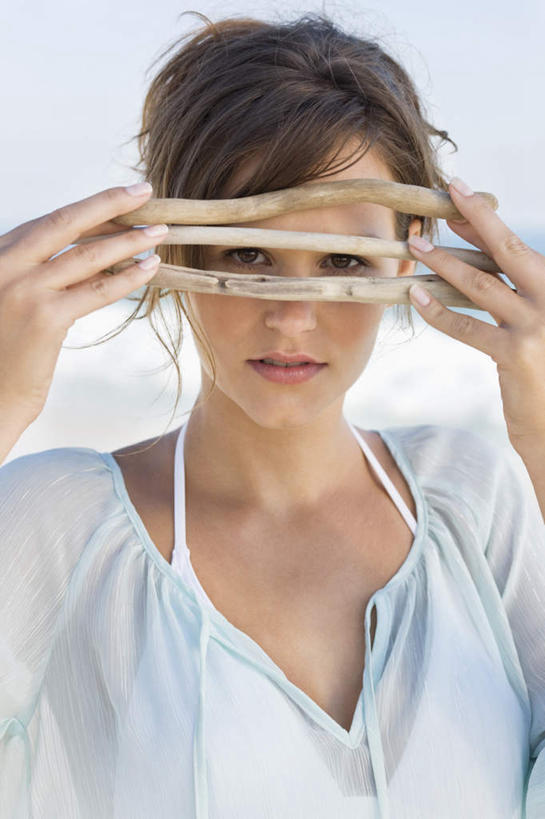 西方人,脸,头,脸颊,脖子,手,一个人,站,竖图,室外,特写,白天,正面,欧洲,欧洲人,双手,仅一个年轻女性,仅一个女性,仅一个人,握,服装,朦胧,模糊,木棒,拿,拿着,注视,休闲装,肩膀,衣服,观察,看,站着,休闲,手部,休闲服,握着,服饰,观看,察看,关注,年轻女性,女人,女性,白种人,头部,脖,颈,颈部,脸部,脸蛋,面部,站立,半身,彩图