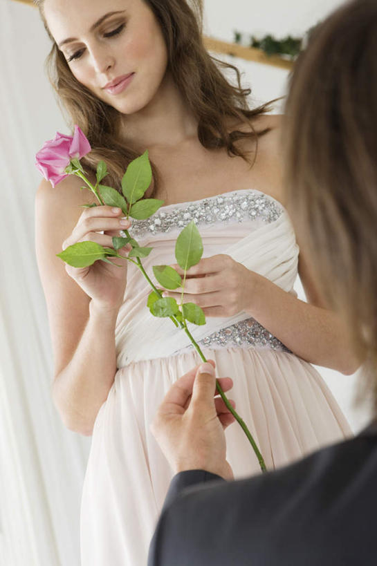 西方人,两个人,家庭,夫妻,新娘,新郎,跪,竖图,室内,白天,仰视,婚纱,衬衫,西装,爱情,婚礼,快乐,幸福,纯洁,热情,玫瑰,欧洲,欧洲人,握,阴影,套装,正装,庆祝,盛开,反射,影子,玫瑰花,领带,结婚,浪漫,花蕾,注视,职业装,花,花瓣,花朵,鲜花,一朵,花苞,花蕊,观察,看,温暖,温馨,喜庆,一家人,恩爱,握着,恋人,观看,纪念,求婚,和睦,察看,关注,感动,尊敬,天真,刺玫花,徘徊花,男人,男性,年轻男性,年轻女性,女人,女性,白种人,夫妇,情侣,跪着,半身,彩图,低角度拍摄,衬衣,婚礼服,礼服,高兴,伴侣,融洽