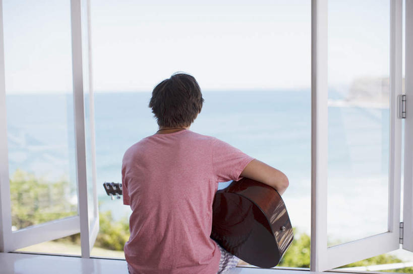 西方人,一个人,坐,横图,室外,白天,草地,草坪,海浪,海洋,植物,窗户,欧洲,欧洲人,仅一个男性,仅一个人,握,服装,浪花,水平线,辽阔,吉他,乐器,弦乐器,海平线,弹奏,拿,拿着,休闲装,玻璃窗,草,树,树木,仅一个年轻男性,背面,衣服,蓝色,绿色,蓝天,天空,自然,海水,天,休闲,广阔,休闲服,握着,服饰,生长,晴朗,成长,一望无际,弹拨弦鸣乐器,海景,万里无云,无边无际,一马平川,男人,男性,年轻男性,白种人,大海,风浪,海,海水的波动,近岸浪,涌浪,晴空,晴空万里,坐着,半身,彩图,水天相接,水天一线,弹拨弦乐器