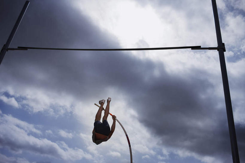 西方人,一个人,运动员,跳,举,横图,室外,白天,仰视,运动服,锻炼,旅游,度假,运动,撑杆跳高,欧洲,欧洲人,仅一个男性,仅一个人,握,阴影,服装,光线,影子,云,云朵,半空,拿,云彩,拿着,娱乐,仅一个年轻男性,衣服,蓝色,白云,蓝天,天空,阳光,天,托,享受,休闲,放松,握着,服饰,晴朗,衣着,穿着,室外运动,户外运动,衣饰,撑竿跳,撑竿跳高,撑杆跳,男人,男性,年轻男性,白种人,晴空,体育运动员,运动选手,举起,举手,举着,跳跃,向上举,向上伸,向上托,彩图,低角度拍摄,全身,健身,运动装