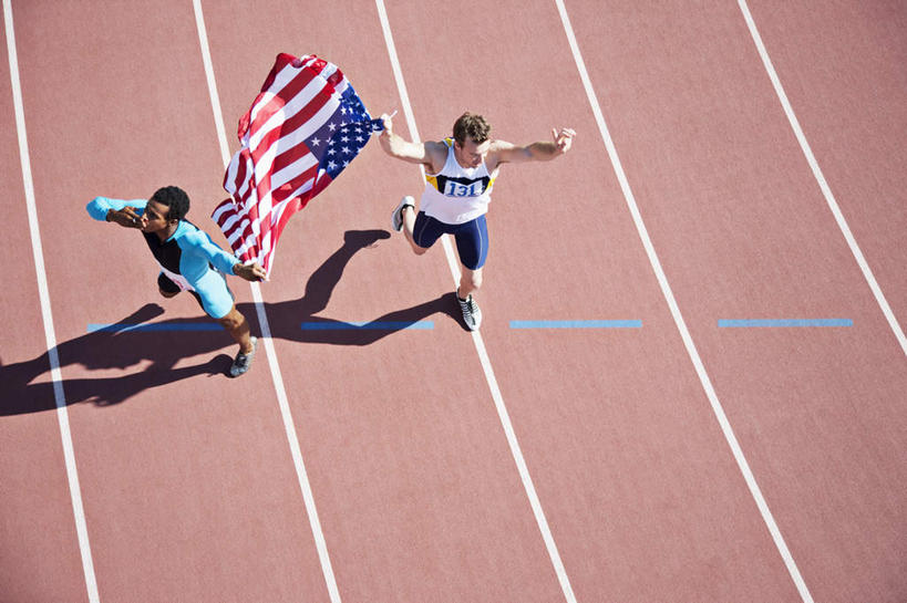 西方人,两个人,伙伴,朋友,运动员,体育馆,运动场,伸展双臂,横图,俯视,室外,白天,运动服,友谊,旗帜,国旗,欧洲,非洲,黑人,欧洲人,奔驰,握,阴影,服装,光线,影子,跑道,拿,拿着,注视,体育场,衣服,阳光,奔跑,观察,看,握着,美国国旗,服饰,观看,察看,衣着,穿着,关注,运动馆,衣饰,友情,男人,男性,年轻男性,白种人,非洲人,旗,体育运动员,运动选手,敞开双臂,伸开双臂,展开双肩,张开手臂,张开双臂,彩图,高角度拍摄,全身,运动装