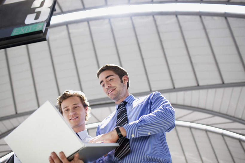 西方人,两个人,同事,商务人士,商务男性,机场,站,笑,微笑,露齿笑,横图,室内,白天,仰视,衬衫,成功,合作,团队,集体,信心,电脑,笔记本电脑,飞机场,指示牌,欧洲,欧洲人,敲打,握,套装,朦胧,模糊,时间,网络,标志,时钟,手表,文字,字符,字母,拿,计时,拿着,注视,输入,通讯设备,标识,队伍,钟表,打字,低头,观察,看,站着,表,握着,观看,点击,敲击,腕表,察看,无线,领导,成就,关注,通信设备,商务装,无线网络,合伙,领袖,无线上网,便携式电脑,工薪阶层,阿拉伯文,阿拉伯语,阿拉伯字母,按键,手提电脑,男人,男性,年轻男性,白种人,白领,上班族,航空站,空港,钟,站立,半身,彩图,低角度拍摄,衬衣