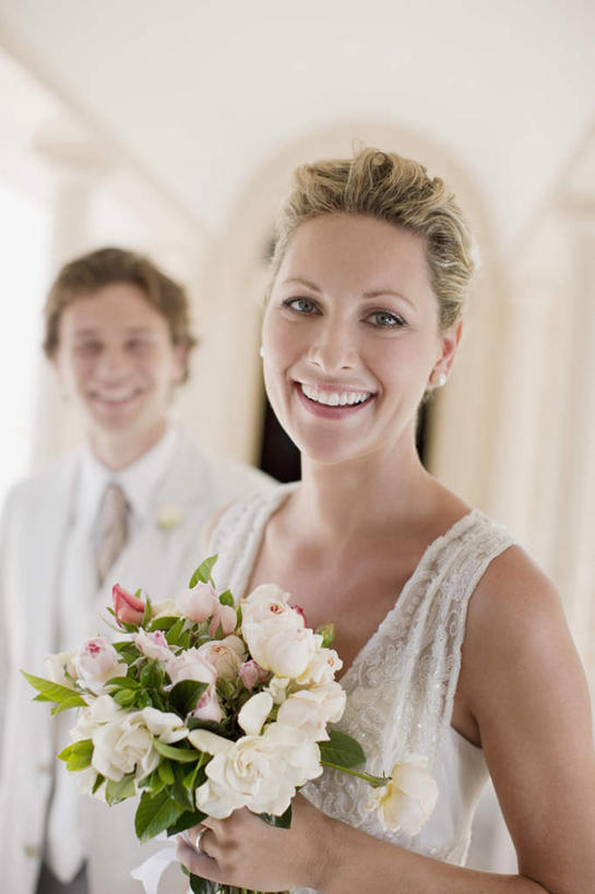 西方人,两个人,家庭,夫妻,新娘,新郎,站,笑,微笑,露齿笑,竖图,室外,白天,正面,婚纱,衬衫,西装,爱情,婚礼,快乐,欧洲,欧洲人,套装,正装,朦胧,模糊,庆祝,盛开,捧花,手捧花,墙,领带,结婚,浪漫,花蕾,注视,职业装,墙壁,墙面,花,花瓣,花朵,鲜花,白色,花束,花苞,花蕊,观察,看,站着,温暖,温馨,喜庆,一家人,恩爱,恋人,观看,纪念,和睦,察看,关注,婚礼捧花,男人,男性,年轻男性,年轻女性,女人,女性,白种人,年轻人,夫妇,情侣,站立,半身,彩图,衬衣,婚礼服,礼服,高兴,伴侣,融洽