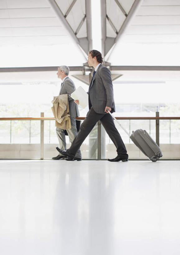 西方人,两个人,同事,商务人士,商务男性,机场,走,竖图,室内,白天,仰视,衬衫,成功,合作,团队,集体,信心,飞机场,欧洲,欧洲人,握,套装,朦胧,模糊,拉杆箱,旅行箱,注视,队伍,行李箱,箱子,观察,看,握着,观看,出差,察看,领导,成就,关注,商务装,合伙,领袖,工薪阶层,男人,男性,年轻男性,中年男性,白种人,白领,上班族,航空站,空港,步行,散步,走路,彩图,低角度拍摄,全身,衬衣,旅行