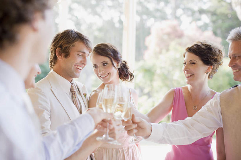 葡萄酒,西方人,家庭,夫妻,新娘,新郎,站,笑,微笑,露齿笑,横图,室外,白天,正面,婚纱,衬衫,西装,爱情,婚礼,奢侈,快乐,飞机,杯子,欧洲,美国,欧洲人,五个人,握,套装,服装,正装,朦胧,模糊,庆祝,高脚杯,领带,许多人,结婚,浪漫,拿,拿着,注视,休闲装,职业装,玻璃制品,酒,饮料,衣服,酒杯,香槟,干杯,观察,看,碰杯,站着,一群人,休闲,温暖,温馨,喜庆,一家人,休闲服,恩爱,交际,友好,诱惑,握着,恋人,服饰,空军,观看,纪念,直升机,庆贺,和睦,战斗机,察看,北美,北美洲,关注,美洲,礼仪,敬酒,香槟杯,军用机,美军,军用战斗机,SH-60B海鹰直升机,劝酒,北亚美利加洲,亚美利加洲,气泡酒,起泡酒,汽酒,男人,男性,年轻男性,年轻女性,女人,女性,白种人,年轻人,夫妇,情侣,玻璃杯,站立,半身,彩图,衬衣,婚礼服,礼服,高兴,欢笑,伴侣,融洽