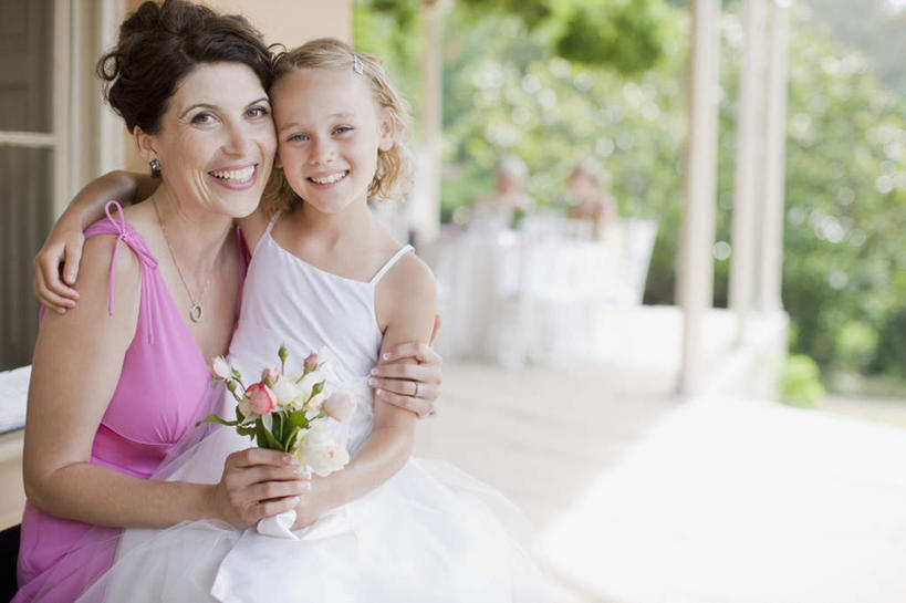 西方人,儿童,两个人,家庭,母亲,女儿,家,坐,抱,笑,微笑,露齿笑,横图,室外,白天,正面,裙子,婚礼,快乐,纯洁,植物,欧洲,欧洲人,握,连衣裙,朦胧,模糊,庆祝,盛开,捧花,手捧花,房屋,屋子,公寓,结婚,拿,花蕾,拿着,洋房,楼房,住宅,花,花瓣,花朵,鲜花,树,树木,小孩,绿色,自然,花束,花苞,花蕊,温暖,温馨,喜庆,母女,一家人,可爱,母爱,童年,童趣,握着,生长,成长,抱着,纪念,吊带裙,和睦,搂着,童真,烂漫,无邪,婚礼捧花,天真,年轻女性,女孩,女人,女性,白种人,孩子,年轻人,搂,搂抱,坐着,半身,彩图,高兴,房子,融洽,女生