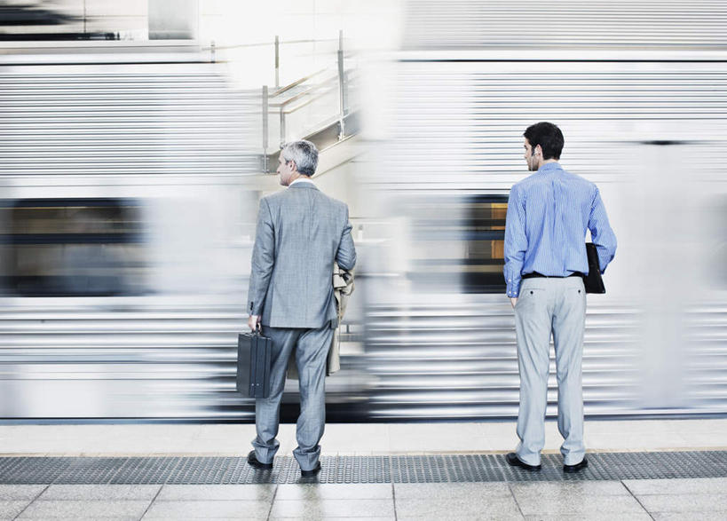 西方人,两个人,同事,商务人士,商务男性,站,横图,室内,白天,衬衫,成功,合作,团队,集体,信心,地铁,车站,欧洲,欧洲人,握,套装,朦胧,模糊,包,公文包,站台,轨道交通,拿,拿着,扭头,注视,队伍,月台,背面,观察,看,站着,转头,握着,公事包,观看,领导,双手插袋,成就,关注,商务装,手插袋,合伙,领袖,工薪阶层,双手抄兜,双手放兜,男人,男性,年轻男性,中年男性,白种人,白领,上班族,插兜,两手抄兜,两手放兜,手插兜,手放口袋,站立,彩图,全身,衬衣,地铁机动车,地下铁,轻轨,手抄兜