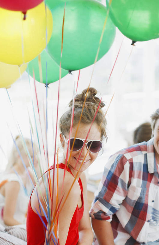 西方人,四个人,伙伴,朋友,客厅,站,笑,微笑,露齿笑,竖图,室内,白天,侧面,友谊,窗户,落地窗,欧洲,欧洲人,服装,朦胧,模糊,装饰,墨镜,眼镜,塑料,扭头,注视,休闲装,玻璃窗,衣服,气球,塑料制品,太阳镜,太阳眼镜,观察,看,站着,转头,休闲,休闲服,橡胶,遮阳镜,服饰,观看,华丽,修饰,点缀,察看,起居室,关注,橡胶制品,衬托,美观,雅致,雅观,客堂,友情,男人,男性,年轻男性,年轻女性,女人,女性,白种人,站立,半身,彩图