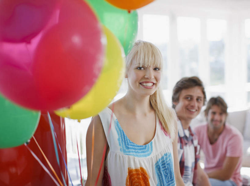 西方人,三个人,伙伴,朋友,客厅,站,笑,微笑,露齿笑,横图,室内,白天,正面,友谊,窗户,落地窗,欧洲,欧洲人,服装,朦胧,模糊,装饰,塑料,扭头,注视,休闲装,玻璃窗,衣服,气球,塑料制品,观察,看,站着,转头,休闲,休闲服,橡胶,服饰,观看,华丽,修饰,点缀,察看,起居室,关注,橡胶制品,衬托,美观,雅致,雅观,客堂,友情,男人,男性,年轻男性,年轻女性,女人,女性,白种人,站立,半身,彩图