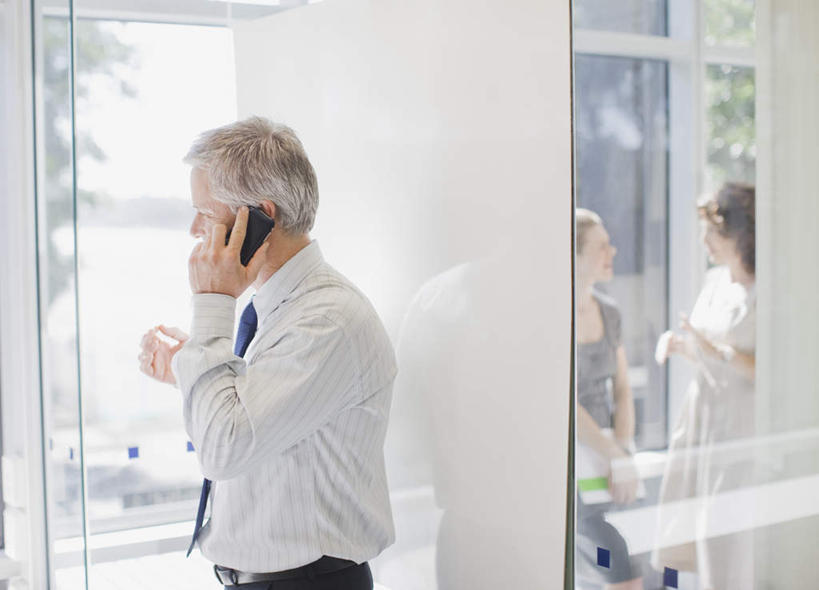 西方人,三个人,同事,商务人士,商务男性,商务女性,站,说,打电话,横图,室内,白天,侧面,衬衫,讨论,成功,合作,团队,集体,信心,植物,床,电话,手机,欧洲,欧洲人,握,套装,朦胧,模糊,床单,拿,听,拿着,注视,通讯设备,被子,队伍,树,树木,绿色,自然,观察,看,站着,握着,单人床,生长,成长,观看,察看,领导,被单,成就,关注,商务装,合伙,领袖,工薪阶层,交流,男人,男性,女人,女性,中年男性,中年女性,白种人,白领,上班族,沟通,讲话,交谈,商讨,说话,谈话,通话,站立,半身,彩图,衬衣