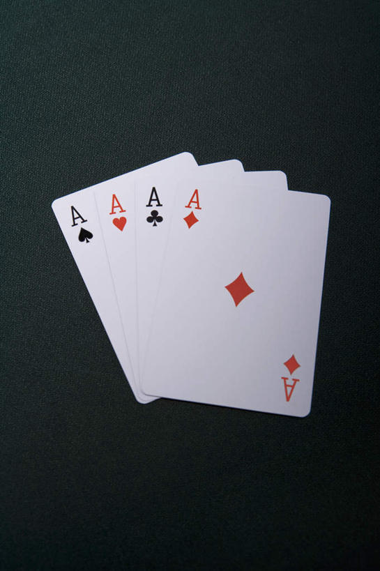 无人,竖图,俯视,室内,特写,白天,游戏,赌博,贪欲,竞争,静物,扑克牌,纸牌,玩具,扑克,一排,绿色背景,阴影,整齐,反射,影子,玩,娱乐,刺激,排列,四个,休闲,摄影,影棚,活动,队列,发泄,消遣,智力,赌具,投机,侥幸,欲望,宣泄,玩耍,嬉戏,彩图,高角度拍摄,影棚拍摄,拍摄,胜负,输赢