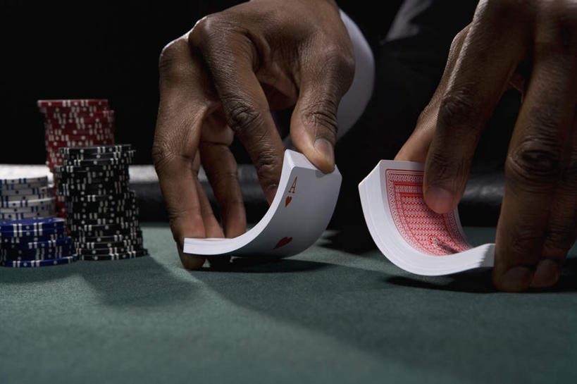 西方人,手,一个人,横图,俯视,室内,特写,夜晚,游戏,赌博,贪欲,竞争,桌子,扑克牌,纸牌,玩具,扑克,欧洲,非洲,黑人,欧洲人,双手,仅一个男性,仅一个人,许多,阴影,黑色背景,反射,影子,玩,娱乐,刺激,仅一个年轻男性,休闲,手部,筹码,赌场,摄影,影棚,活动,计数,发泄,消遣,智力,赌具,博彩,积累,累积,洗牌,投机,侥幸,欲望,宣泄,筹马,记数,男人,男性,年轻男性,非洲人,玩耍,嬉戏,半身,彩图,高角度拍摄,影棚拍摄,拍摄,胜负,输赢,娱乐场