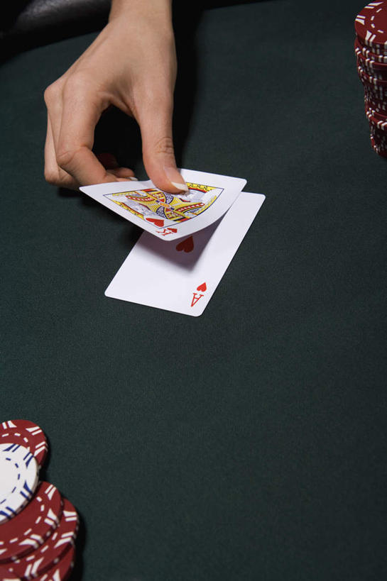 西方人,手,一个人,竖图,俯视,室内,特写,夜晚,游戏,赌博,贪欲,竞争,桌面,桌子,扑克牌,纸牌,玩具,扑克,欧洲,欧洲人,仅一个年轻女性,仅一个女性,仅一个人,握,木制,拿,玩,拿着,娱乐,刺激,木制品,休闲,手部,握着,筹码,赌场,活动,单手,计数,发泄,消遣,智力,赌具,博彩,积累,累积,投机,侥幸,欲望,宣泄,筹马,记数,年轻女性,女人,女性,白种人,玩耍,嬉戏,半身,彩图,高角度拍摄,胜负,输赢,娱乐场