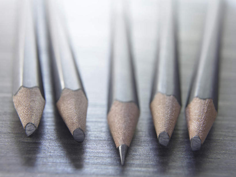 无人,横图,俯视,室内,特写,白天,桌子,静物,一排,阴影,朦胧,模糊,整齐,反射,笔,影子,办公用品,书桌,文具,排列,课桌,铅笔,学习用品,文具用品,五支,锋利,尖锐,队列,尖利,犀利,彩图,高角度拍摄