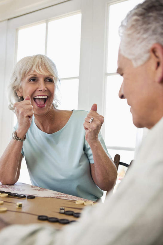 西方人,老年人,两个人,家庭,夫妻,坐,笑,大笑,竖图,室内,白天,正面,爱情,游戏,快乐,兴奋,赌博,贪欲,比赛,竞争,窗户,欧洲,欧洲人,服装,浪漫,玩,注视,休闲装,娱乐,刺激,玻璃窗,衣服,观察,看,张嘴,休闲,温暖,温馨,一家人,休闲服,棋盘,恩爱,恋人,服饰,观看,活动,和睦,察看,发泄,关注,消遣,智力,张大嘴巴,双陆棋,投机,侥幸,欲望,哈哈大笑,宣泄,双陆,老年男性,老年女性,男人,男性,女人,女性,白种人,夫妇,情侣,张开嘴,玩耍,嬉戏,坐着,半身,彩图,高兴,狂笑,伴侣,融洽,胜负,输赢