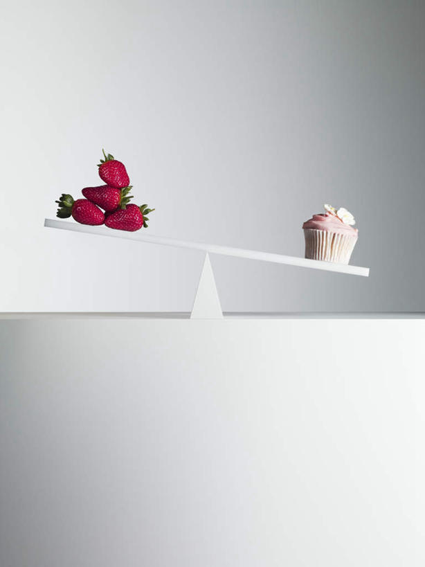 点心,无人,竖图,室内,特写,白天,正面,下午茶,游戏,桌面,桌子,草莓,浆果,水果,玩具,许多,灰色背景,新鲜,木制,生食,食品,果实,倾斜,玩,娱乐,食物,糕点,木制品,休闲,跷跷板,益智,摄影,有机食品,绿色食品,影棚,活动,纸托,发泄,消遣,智力,歪斜,宣泄,纸杯蛋糕,纸托蛋糕,蛋糕托,蛋糕托纸,蛋糕纸托,洋莓,水果皇后,红莓,地莓,玩耍,嬉戏,彩图,影棚拍摄,拍摄,蛋糕