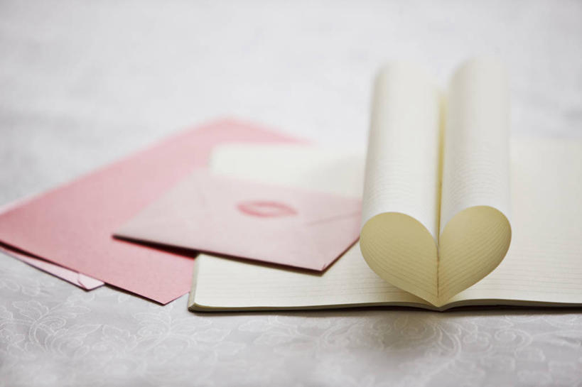 无人,横图,俯视,室内,特写,白天,桌子,静物,情人节,阴影,节日,朦胧,模糊,庆祝,反射,影子,贺卡,记事本,祝福,文化,书桌,本子,笔记本,卡片,课桌,庆典,纪念,口红印,礼仪,祝愿,彩图,高角度拍摄,唇印