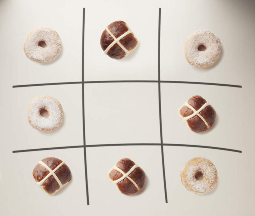 点心,面包,无人,横图,俯视,室内,特写,白天,白色背景,游戏,桌面,桌子,木制,食品,面点,玩,娱乐,食物,糕点,木制品,甜甜圈,休闲,摄影,影棚,活动,发泄,消遣,智力,宣泄,多纳滋面包,唐纳滋,面包圈,玩耍,嬉戏,彩图,高角度拍摄,影棚拍摄,拍摄,井字游戏,连珠游戏