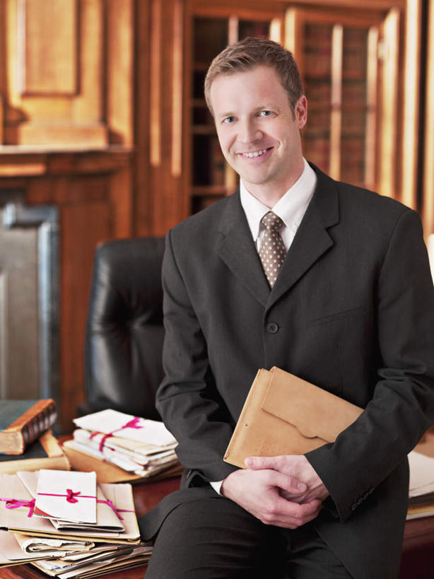 西方人,一个人,商务人士,律师,商务男性,办公室,站,笑,微笑,露齿笑,竖图,室内,白天,正面,衬衫,家具,桌子,欧洲,欧洲人,仅一个男性,仅一个人,仅一个中年男性,一堆,许多,握,堆叠,堆积,套装,材料,档案,文件,纸,办公桌,拿,拿着,注视,手稿,资料,观察,看,站着,握着,观看,堆,证明,察看,关注,文档,商务装,工薪阶层,办公家具,男人,男性,中年男性,白种人,白领,法律家,法学家,上班族,站立,半身,彩图,衬衣