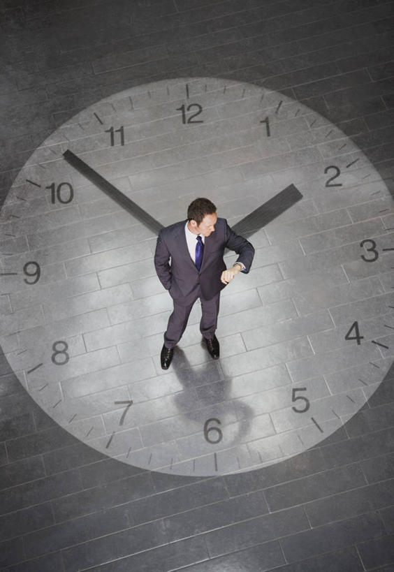 西方人,一个人,商务人士,商务男性,站,竖图,俯视,室内,白天,衬衫,欧洲,欧洲人,仅一个男性,仅一个人,仅一个中年男性,阴影,套装,时间,反射,标志,瓷砖,地砖,时钟,手表,数字,文字,影子,字符,地面,计时,注视,标识,钟表,观察,看,站着,表,阿拉伯数字,观看,腕表,察看,关注,商务装,工薪阶层,男人,男性,中年男性,白种人,白领,上班族,钟,站立,彩图,高角度拍摄,全身,衬衣