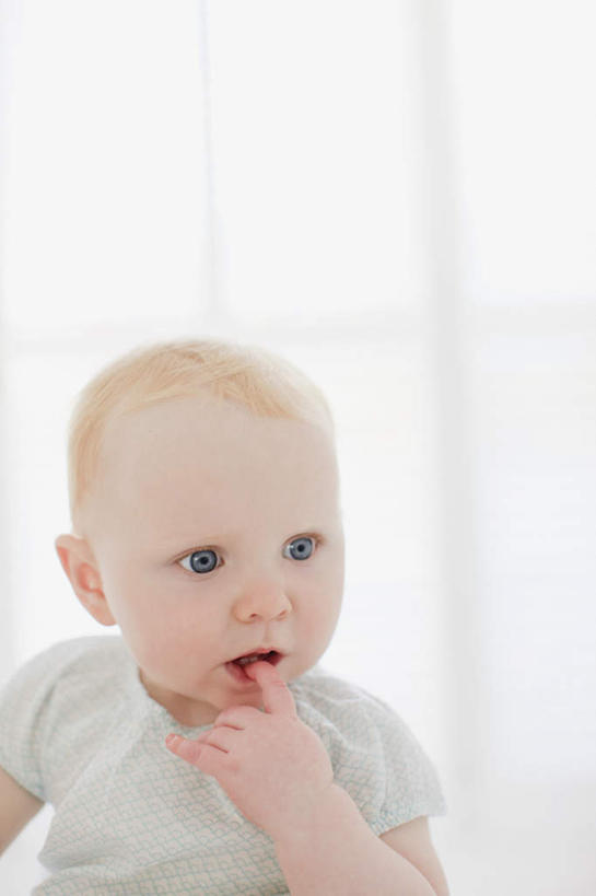 西方人,婴儿,儿童,一个人,坐,竖图,室内,白天,正面,婴儿服装,纯洁,窗户,欧洲,欧洲人,仅一个人,阴影,朦胧,模糊,反射,影子,墙,注视,玻璃窗,墙壁,墙面,小孩,白色,观察,看,可爱,活泼,观看,察看,叼,关注,叼着,宝宝,纯真,烂漫,无邪,伶俐,天真,白种人,孩子,坐着,半身,彩图,婴儿服