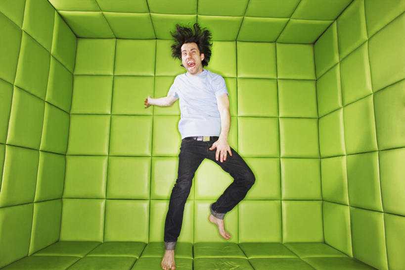 西方人,一个人,跳,闭眼,横图,室内,白天,正面,欧洲,欧洲人,仅一个男性,仅一个人,仅一个中年男性,服装,朦胧,模糊,新鲜,墙,半空,大喊,休闲装,光脚,墙壁,墙面,衣服,绿色,张嘴,休闲,赤脚,休闲服,监狱,服饰,青春,大叫,监禁,生命,束缚,和平,关押,安详,监牢,牢狱,张大嘴巴,大呼,冷色,监管,禁闭,精神病,神经病,男人,男性,中年男性,白种人,看守,张开嘴,闭眼睛,闭着眼,闭着眼睛,跳跃,彩图,全身