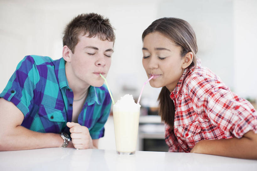 牛奶,西方人,两个人,坐,闭眼,横图,室内,白天,正面,爱情,餐桌,桌子,杯子,欧洲,欧洲人,喝,服装,朦胧,模糊,塑料,食品,冰激凌,甜点,甜品,饮品,浪漫,清凉,营养,休闲装,玻璃制品,食物,饮料,衣服,水杯,塑料制品,吸管,甜食,冷饮,休闲,舒服,温暖,温馨,休闲服,冰淇淋,恩爱,恋人,服饰,餐台,鲜奶,解暑,和睦,空心,乳制品,奶,牛乳,解渴,奶昔,雪糕,舒爽,饮管,安神,冰糕,消暑,男人,男性,年轻男性,年轻女性,女人,女性,白种人,情侣,玻璃杯,闭眼睛,闭着眼,闭着眼睛,坐着,半身,彩图,伴侣,融洽,圆柱状