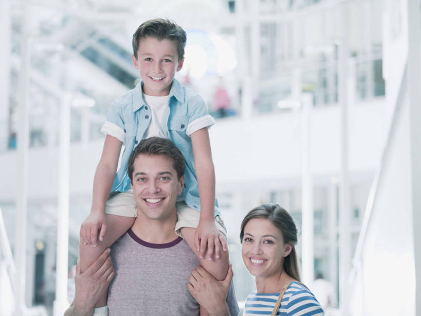 西方人,儿童,中年人,三个人,家庭,夫妻,母亲,父亲,儿子,商店,站,坐,笑,微笑,露齿笑,横图,室内,白天,正面,爱情,购物,纯洁,消费,窗户,超市,商场,欧洲,欧洲人,服装,朦胧,模糊,浪漫,注视,休闲装,玻璃窗,小孩,骑,衣服,观察,看,扛,站着,休闲,温暖,温馨,父子,母子,三口之家,一家人,休闲服,恩爱,父爱,可爱,母爱,童年,童趣,金融,恋人,百货,服饰,观看,和睦,察看,关注,选购,贸易,童真,百货公司,烂漫,无邪,血拼,扛在肩上,骑在肩上,天真,男孩,男人,男性,女人,女性,中年男性,中年女性,白种人,孩子,夫妇,情侣,站立,坐着,半身,彩图,购物商场,购物中心,商业中心,伴侣,融洽,男生