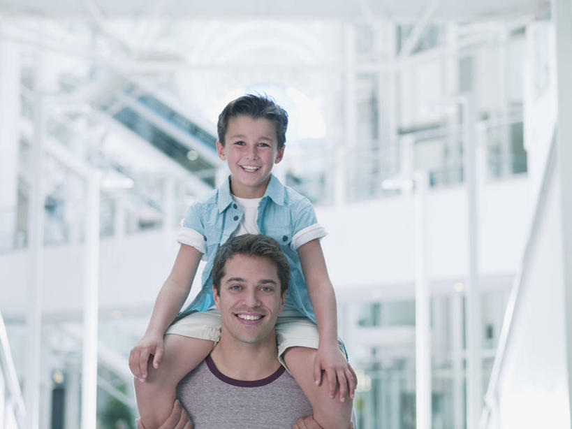 西方人,儿童,中年人,两个人,家庭,父亲,儿子,商店,站,坐,笑,微笑,露齿笑,横图,室内,白天,正面,购物,纯洁,消费,窗户,超市,商场,欧洲,欧洲人,服装,朦胧,模糊,注视,休闲装,玻璃窗,小孩,骑,衣服,观察,看,扛,站着,休闲,温暖,温馨,父子,一家人,休闲服,父爱,可爱,童年,童趣,金融,百货,服饰,观看,和睦,察看,关注,选购,贸易,童真,百货公司,烂漫,无邪,血拼,扛在肩上,骑在肩上,天真,男孩,男人,男性,中年男性,白种人,孩子,站立,坐着,半身,彩图,购物商场,购物中心,商业中心,融洽,男生