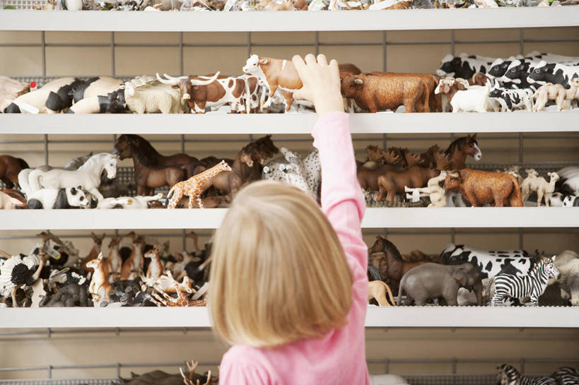 西方人,儿童,一个人,商店,站,举,横图,室内,白天,游戏,纯洁,玩具,欧洲,欧洲人,仅一个女性,仅一个人,一排,许多,握,服装,整齐,并列,并排,很多,拿,玩,置物架,拿着,休闲装,娱乐,商铺,顾客,架子,排列,小孩,背面,衣服,粉色,托,站着,仅一个小孩,休闲,休闲服,可爱,童年,童趣,益智,握着,服饰,活动,挑选,队列,发泄,消遣,智力,选择,陈列架,平行,童真,玩具店,烂漫,无邪,宣泄,市肆,商号,搁架,主顾,天真,女孩,女人,女性,白种人,孩子,举起,举手,举着,玩耍,嬉戏,向上举,向上伸,向上托,站立,半身,彩图,店铺,女生