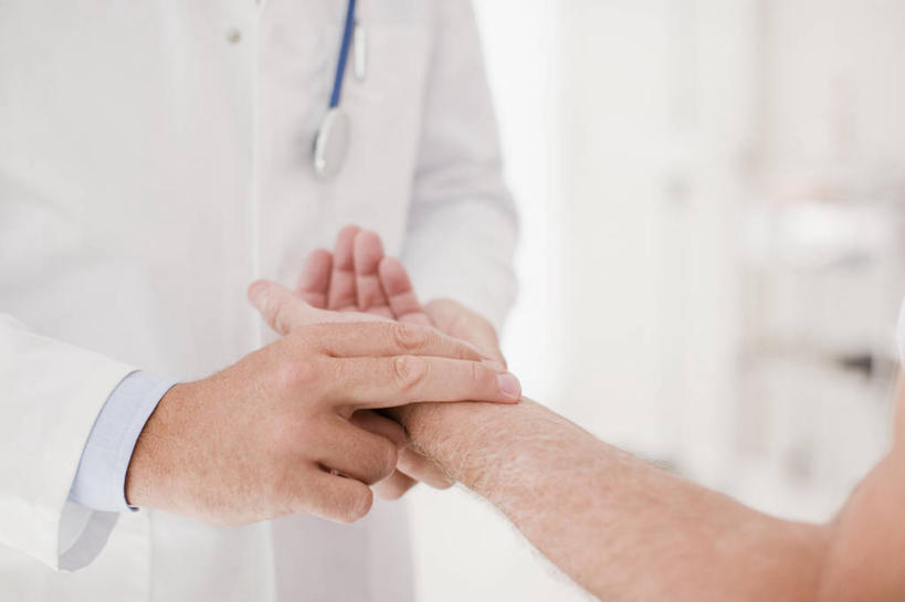 西方人,手,两个人,医生,病人,医院,横图,室内,特写,白天,正面,工作服,制服,欧洲,欧洲人,双手,阴影,朦胧,模糊,反射,影子,墙,墙壁,墙面,一个,白色,听诊器,医护人员,医疗人员,手部,单个,医疗设备,白大褂,病患,医疗器械,医疗工具,把脉,医疗机构,工作制服,切脉,评脉,检测工具,老年男性,男人,男性,中年男性,白种人,大夫,患者,就医者,半身,彩图,工作套服,病院,诊所