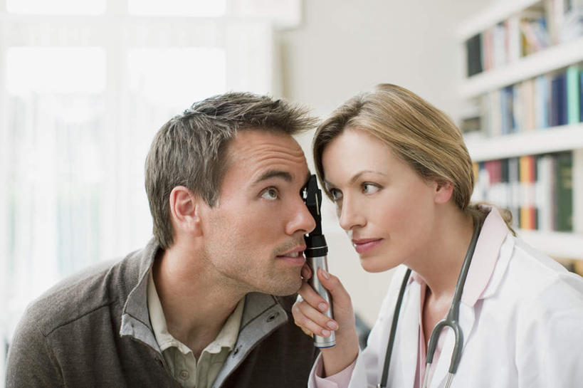 西方人,两个人,医生,病人,医院,坐,横图,室内,白天,正面,工作服,制服,镜子,欧洲,欧洲人,握,服装,反射,拿,拿着,注视,休闲装,衣服,听诊器,观察,看,医护人员,医疗人员,休闲,休闲服,握着,服饰,观看,镜像,察看,医疗设备,白大褂,镜面,关注,病患,医疗器械,反射镜,医疗工具,耳镜,医疗机构,光学,工作制服,检测工具,男人,男性,女人,女性,中年男性,中年女性,白种人,大夫,患者,就医者,坐着,半身,彩图,工作套服,病院,诊所