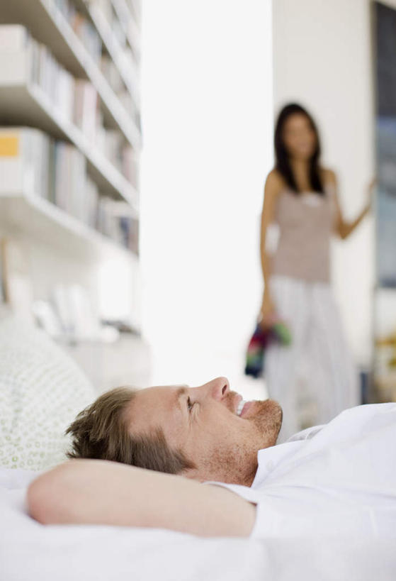 西方人,两个人,家庭,夫妻,站,躺,笑,微笑,露齿笑,竖图,室内,白天,正面,爱情,床,卧室,书籍,欧洲,欧洲人,一排,抱头,服装,朦胧,模糊,整齐,并列,并排,双人床,床单,浪漫,注视,休闲装,被子,排列,衣服,书柜,扶,观察,看,站着,休闲,温暖,温馨,一家人,休闲服,书橱,恩爱,恋人,服饰,观看,和睦,察看,被单,扶着,队列,关注,平行,捧首,捧头,挡书板,书挡,书夹,书立,卧着,男人,男性,年轻女性,女人,女性,中年男性,白种人,年轻人,夫妇,情侣,书,图书,躺着,卧,站立,半身,彩图,睡房,卧房,伴侣,融洽