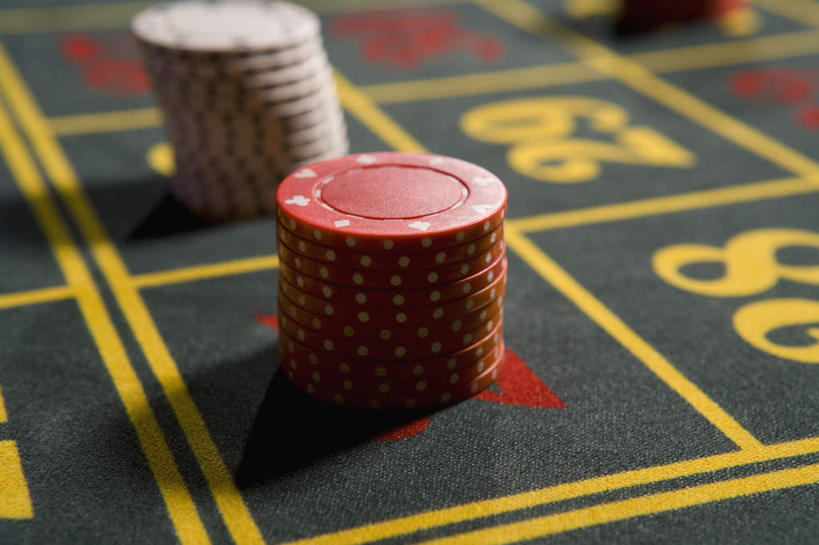 无人,横图,俯视,室内,特写,夜晚,游戏,赌博,贪欲,竞争,桌面,桌子,静物,玩具,一排,朦胧,模糊,整齐,木制,标志,数字,文字,字符,玩,娱乐,标识,刺激,排列,木制品,休闲,筹码,阿拉伯数字,活动,堆,计数,队列,发泄,消遣,智力,赌具,积累,累积,投机,侥幸,欲望,宣泄,筹马,记数,玩耍,嬉戏,彩图,高角度拍摄,胜负,输赢