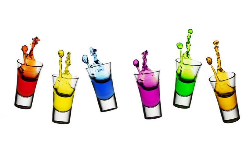 无人,横图,彩色,室内,特写,白天,白色背景,正面,水,杯子,许多,飞溅,溅,液体,水滴,酒类,玻璃制品,酒,水珠,饮料,排列,水杯,摄影,影棚,五颜六色,色彩斑斓,喷洒,五彩缤纷,利口酒,蒸馏酒,五彩斑斓,摆列,五光十色,餐后甜酒,玻璃杯,彩图,影棚拍摄,拍摄,布列,分列