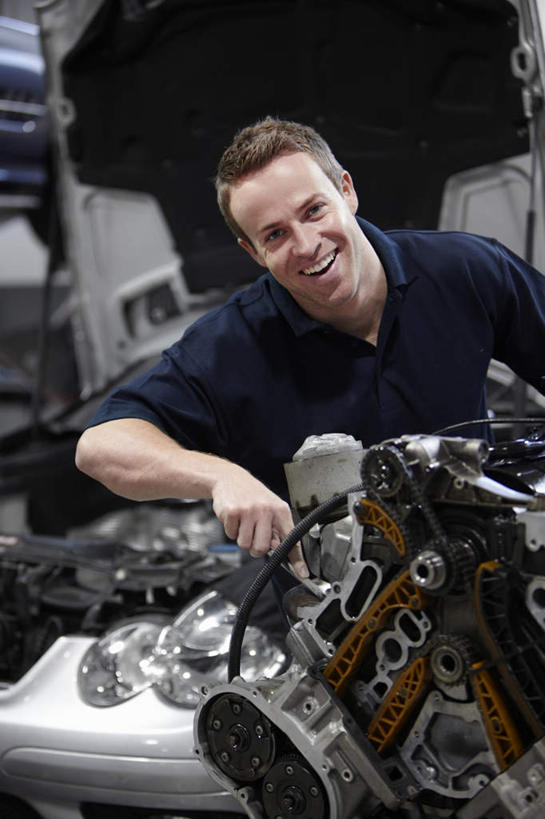 西方人,一个人,机修工,站,笑,微笑,露齿笑,竖图,室内,白天,正面,汽车,欧洲,欧洲人,仅一个男性,仅一个人,仅一个中年男性,握,服装,拿,拿着,注视,车,工人,衣服,交通工具,轿车,观察,看,站着,握着,服饰,观看,修理,察看,衣着,穿着,关注,载具,衣饰,补缀,男人,男性,中年男性,白种人,机械师,机修工人,站立,半身,彩图