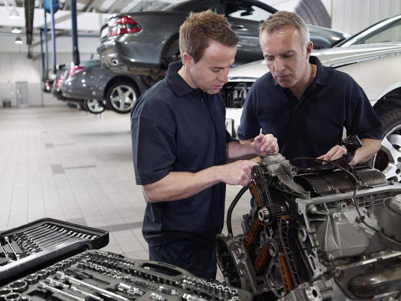 西方人,两个人,伙伴,朋友,机修工,站,横图,室内,白天,正面,友谊,合作,团队,汽车,欧洲,欧洲人,握,服装,电力,电线,线,电能,拿,线路,拿着,注视,车,工人,衣服,交通工具,轿车,观察,看,站着,战略,握着,服饰,观看,修理,电,电源,电源线,察看,衣着,穿着,关注,载具,能量,联合,合谋,衣饰,补缀,修缮,配合,协作,女人,女性,中年女性,白种人,机械师,机修工人,站立,半身,彩图