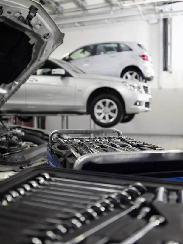 无人,工厂,竖图,室内,白天,正面,车间,机器,汽车,阴影,反射,影子,墙,墙壁,墙面,车,白色,交通工具,轿车,发动机,机械,马达,载具,电动机,彩图,制造厂