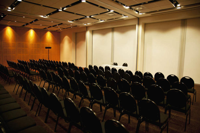 无人,横图,室内,白天,正面,椅子,照明,一排,许多,整齐,塑料,礼堂,灯光,顶灯,灯,排列,三个,讲台,塑料制品,灯具,照亮,照明设备,队列,演说台,演讲台,摆列,会堂,彩图,布列,分列