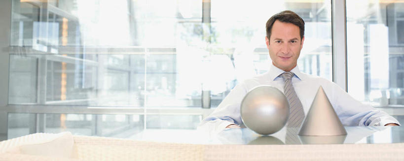 西方人,一个人,坐,笑,微笑,露齿笑,横图,全景,室内,白天,正面,植物,餐桌,窗户,靠垫,落地窗,桌子,欧洲,欧洲人,仅一个男性,仅一个人,仅一个中年男性,阴影,服装,反射,图形,影子,靠枕,几何,注视,休闲装,玻璃窗,树,树木,两个,衣服,绿色,自然,模型,垫子,枕头,观察,看,休闲,球体,休闲服,服饰,生长,成长,餐台,观看,察看,关注,数学,圆锥体,男人,男性,中年男性,白种人,坐着,半身,彩图,几何图形,立体几何,立体图形