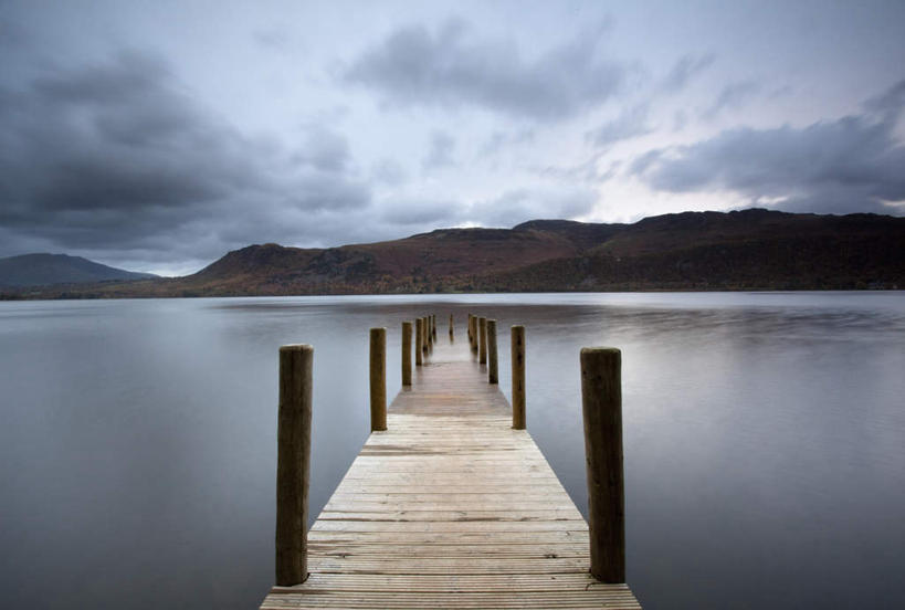 无人,公园,码头,横图,室外,白天,正面,旅游,度假,湖,湖泊,石头,美景,山,山脉,水,港口,英国,欧洲,木板,石子,湖面,景观,山顶,山峰,水流,水面,乌云,云,阴天,云朵,桥,木桥,山峦,云彩,娱乐,英格兰,栈桥,倒影,天空,自然,湖水,群山,天,享受,休闲,景色,放松,人行桥,木板桥,倒映,国家公园,昏暗,阴沉,西欧,自然风光,大不列颠,沉积岩,大不列颠及北爱尔兰联合王国,大不列颠联合王国,日不落英帝国,颠峰,极峰,反照,英吉利,坎布里亚,坎布里亚郡,德文特湖,水成岩,湖区国家公园,英国湖区国家公园,石块,岩石,彩图,摆渡口,埠头,渡口,渡头,港湾,海港,货运码头,口岸,商港